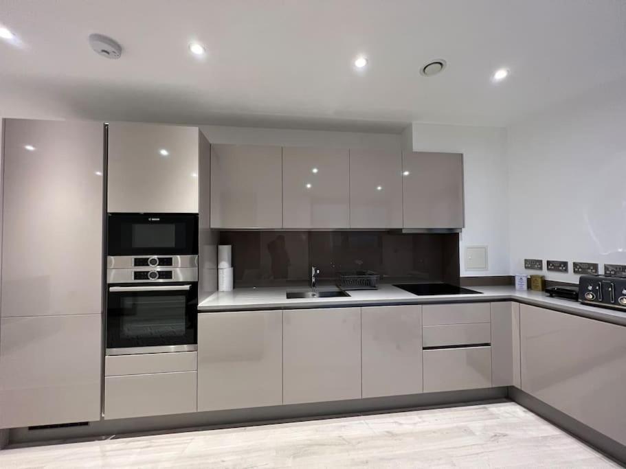 2 Bed Penthouse Style Apartment Лондон Экстерьер фото